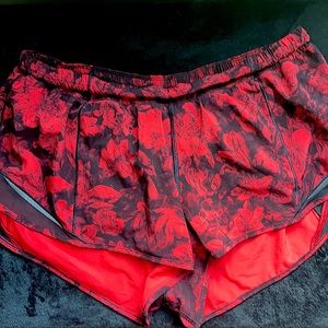 Lulu lemon hotty hot shorts 2.5” (Size 10)